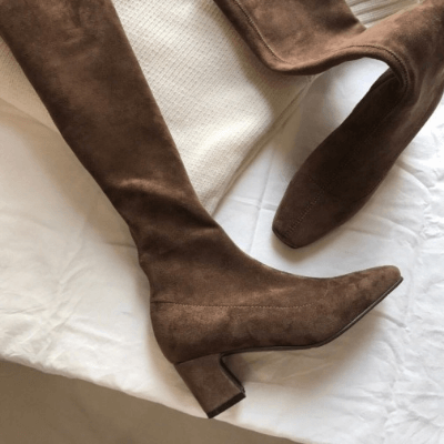 스웨이드 양가죽을 이용해 제작된 여성 스웨이드 부츠 사진