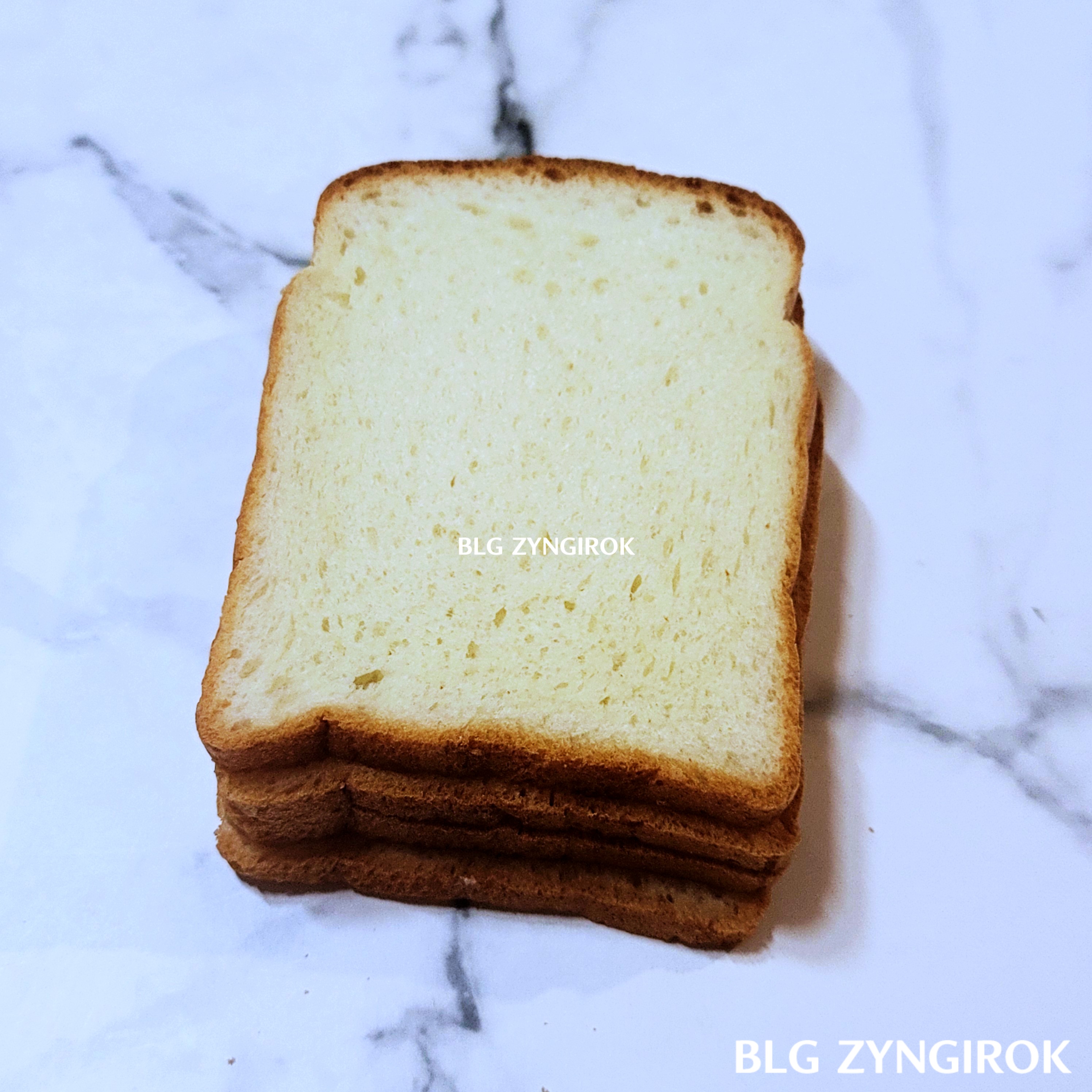 텐타몬의-땅콩샌드가-놓여있다.