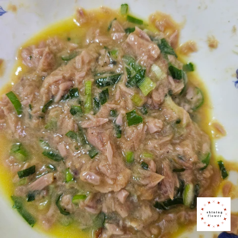 참치전-계란과 참치와 대파 섞기