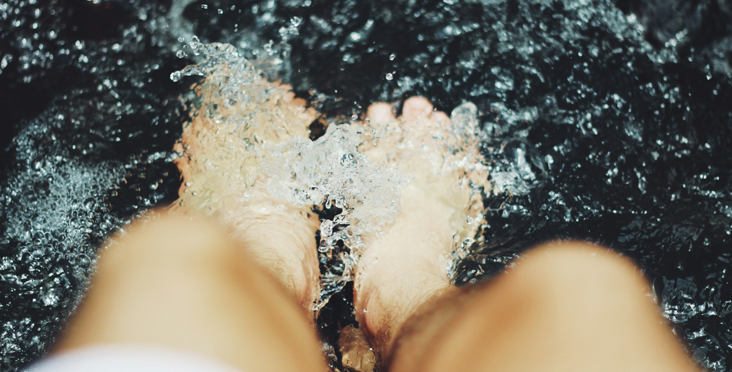 물에 발이 담겨있는 모습