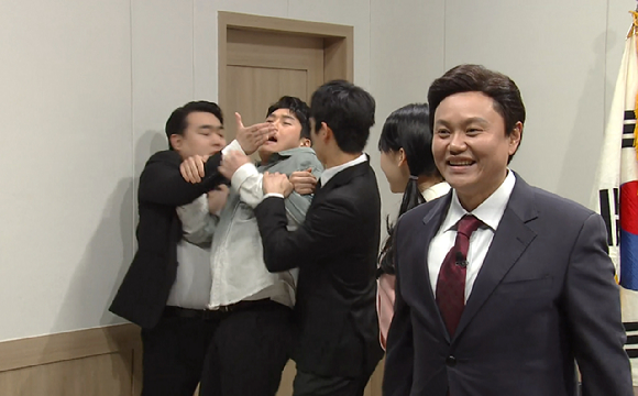 쿠팡플레이 'SNL 코리아' 시즌5 첫회에 등장한 '입틀막' 풍자 장면. [사진=쿠팡플레이 캡처]