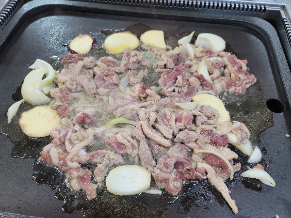 황금오리농장 오리 소금구이 굽는 중