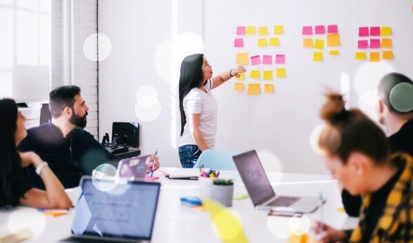 회의실에-모여있는-사람들