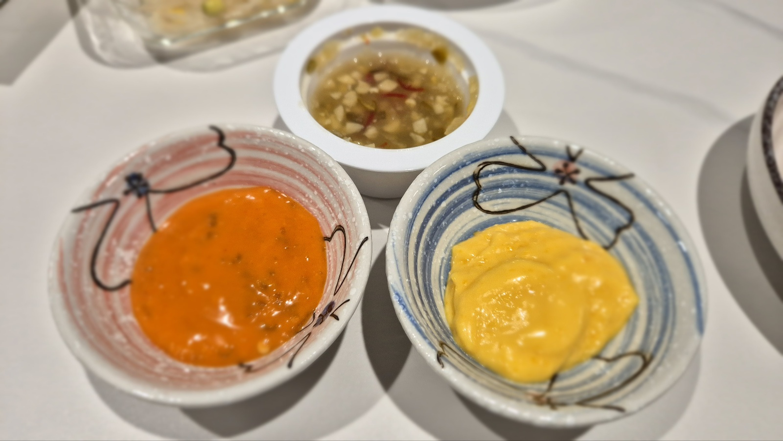 그릇에 잘 담긴 각종 치킨 소스