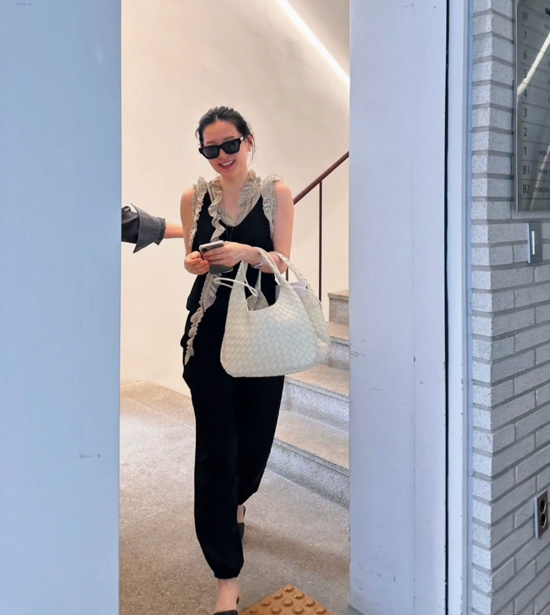 이영애 보테가, 이영애 보테가 베네타, 이영애 보테가 베네타 안디아모, 이영애 보테가 베네타 씨타백, 이영애 보테가 베네타 캄파나백, 보테가 베네타 가방, 보테가 베네타 스웨이드 백, 조용한 럭셔리 패션, 조용한 럭셔리 스타일, 4050 명품룩, 50대 명품 패션, 미니멀 명품백, 2025 가을 가방, 2025 패션 트렌드