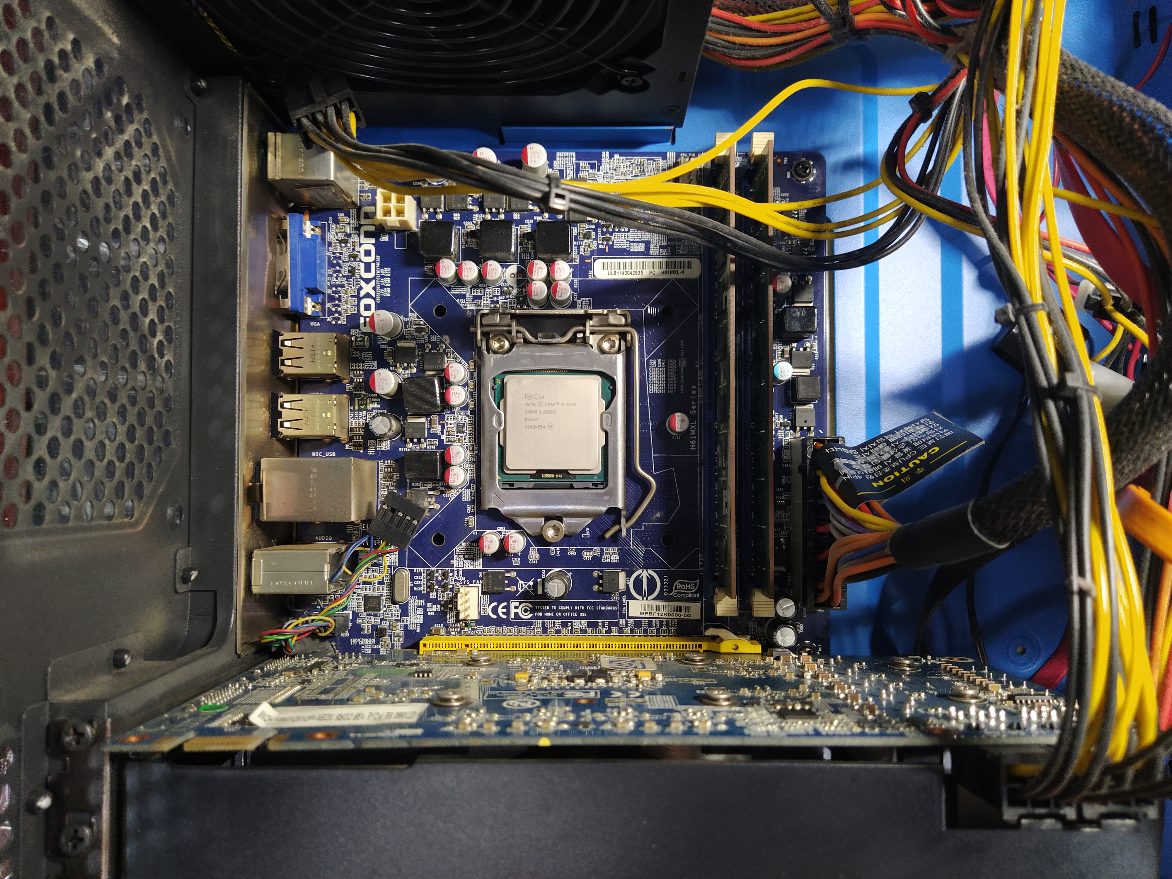 (왼쪽사진) 입고될 당시 먼지가 많이 쌓인 컴퓨터 내부 상태입니다. (오른쪽사진) 밖에서 먼지를 털어내고 다시 촬영한 사진입니다. 후면팬도 제거했네요.&nbsp;