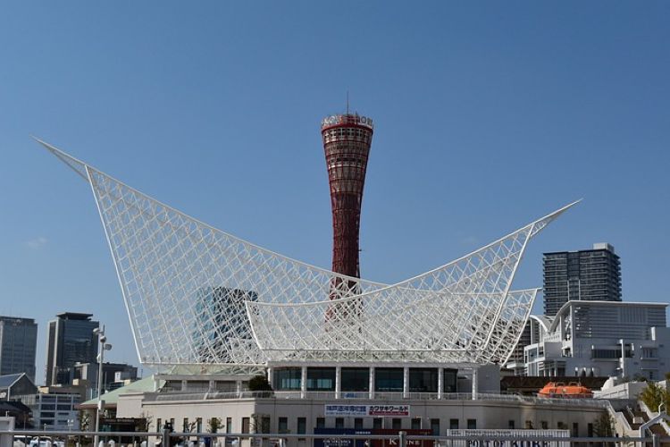 고베항 마린 뮤지엄과 붉은 포트타워가 어우러진 고베의 대표 항구 전경, 푸른 하늘 아래 펼쳐진 도시 풍경