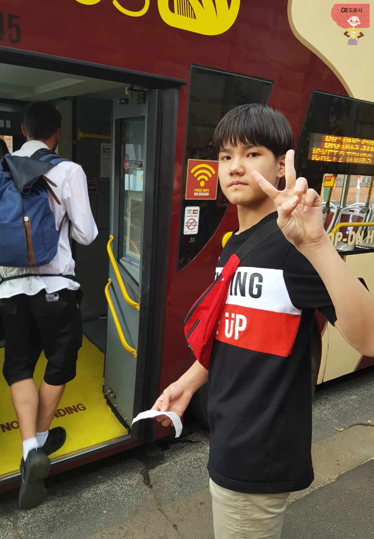 호주-시드니-빅버스-앞에서-사진-찍는-남자