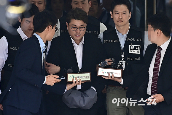음주 뺑소니 혐의로 구속영장이 청구된 트로트 가수 김호중이 지난 24일 오후 서울 중앙지방법원에서 조사를 받은 뒤 나서고 있다. [사진=곽영래 기자]