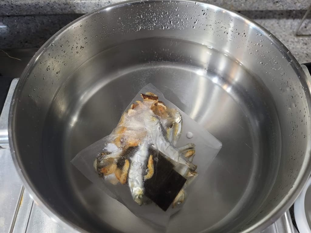 멸치 다시마 육수팩으로 육수 끓이는 과정