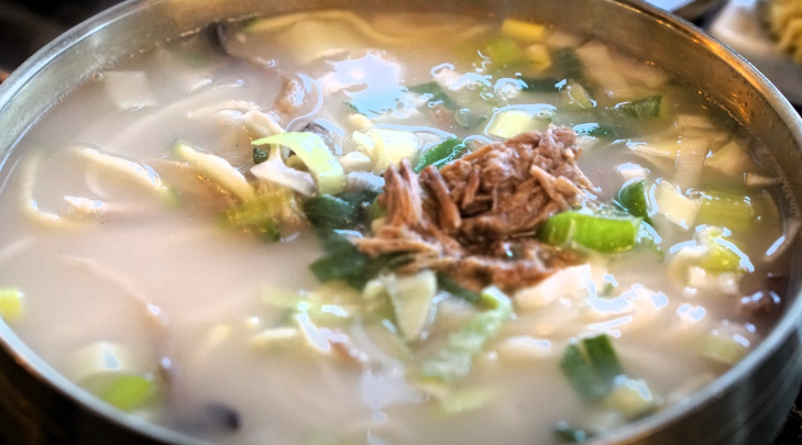 생방송 오늘N 인천 중구 한우사골 칼국수와 무한리필보쌈