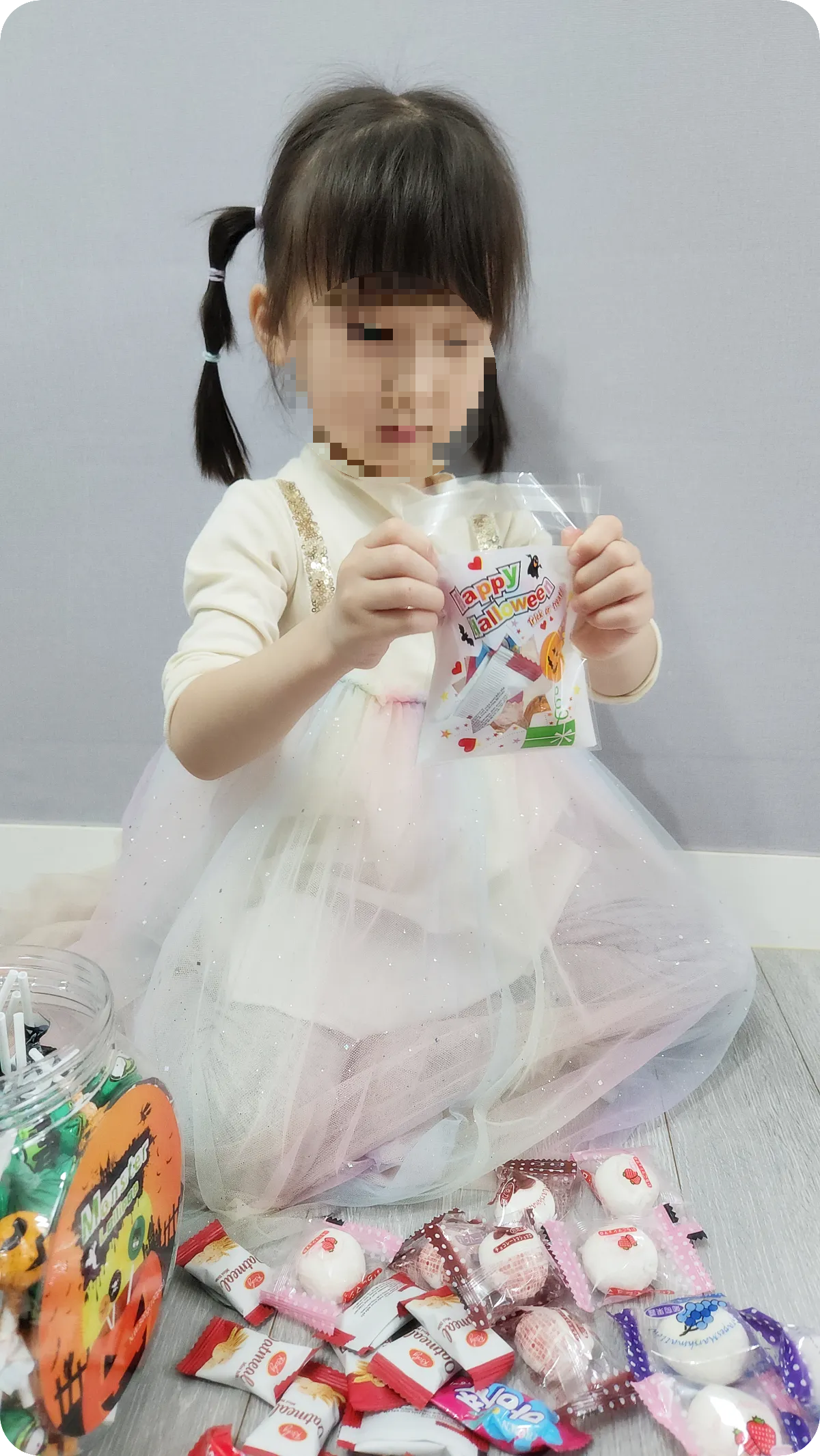 할로윈-아이-사탕-봉지-들고