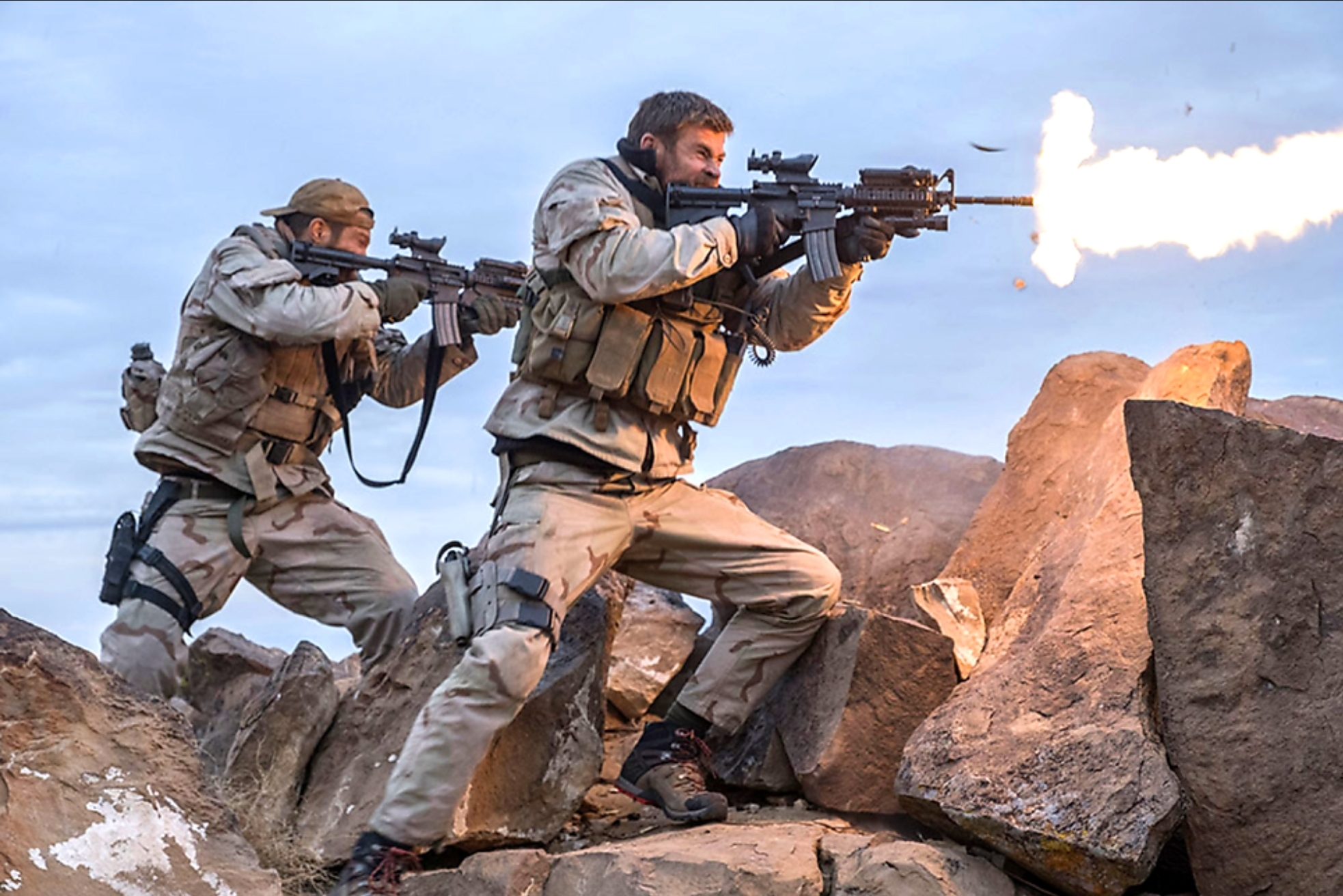 12솔져스 영화속 교전모습, 주인공 브래드피트의 소총 사격모습