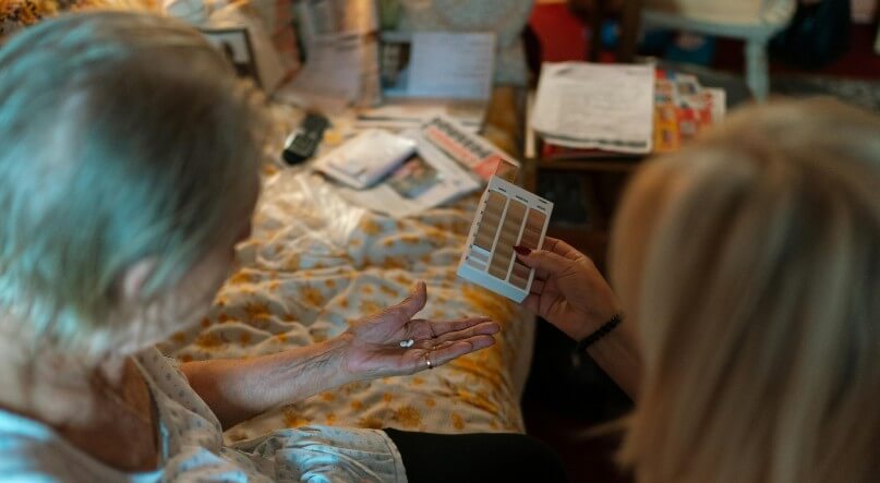 할머니가-도우미와-함께-이야기를-나누고-있습니다.