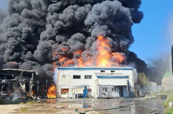 4일 화성시 등에 따르면 이날 오후 2시 20분쯤 화성시 양감면 용소리에 위치한 잉크 접착제 제조 공장에서 화재가 발생했다. [사진=경기도소방재난본부]