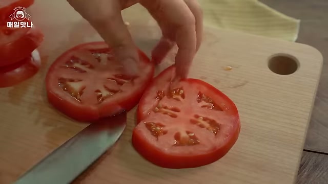 토마토를 굵직하게 썰어 준비하는 모습