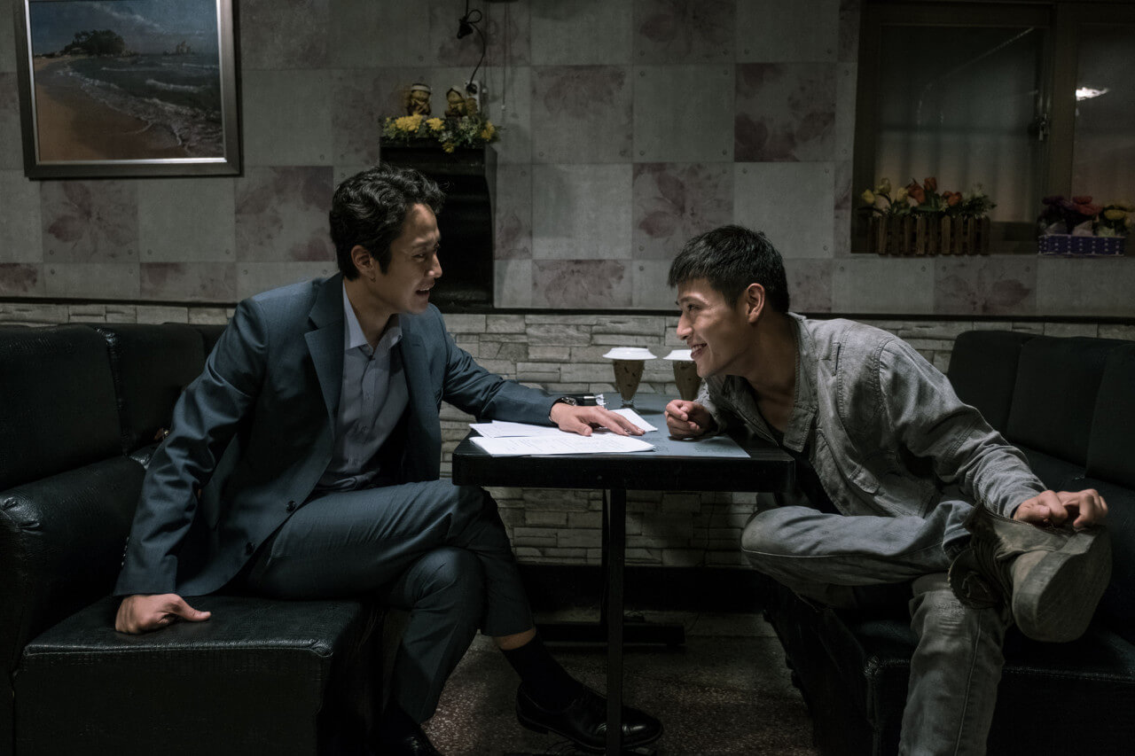 법률 상담 봉사를 하던 중 만나게 된 변호사 이준영과 조현우