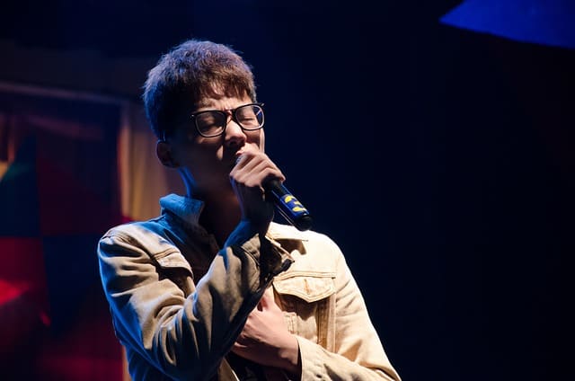 안경쓰고 노래부르는 가수