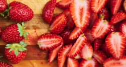 도마 위에 썰린 딸기