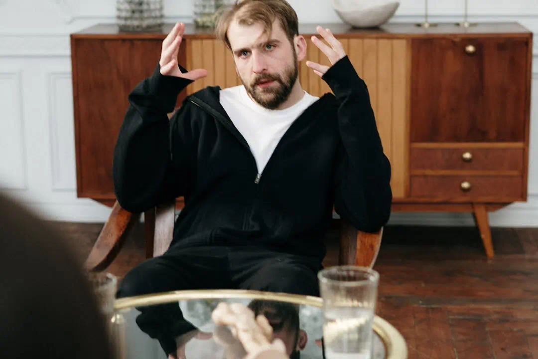 우울증으로 괴로운 남성의 모습