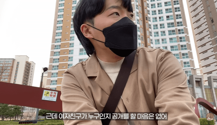 아파트 단지 앞에서 마스크를 끼고 녹화중인 최고기