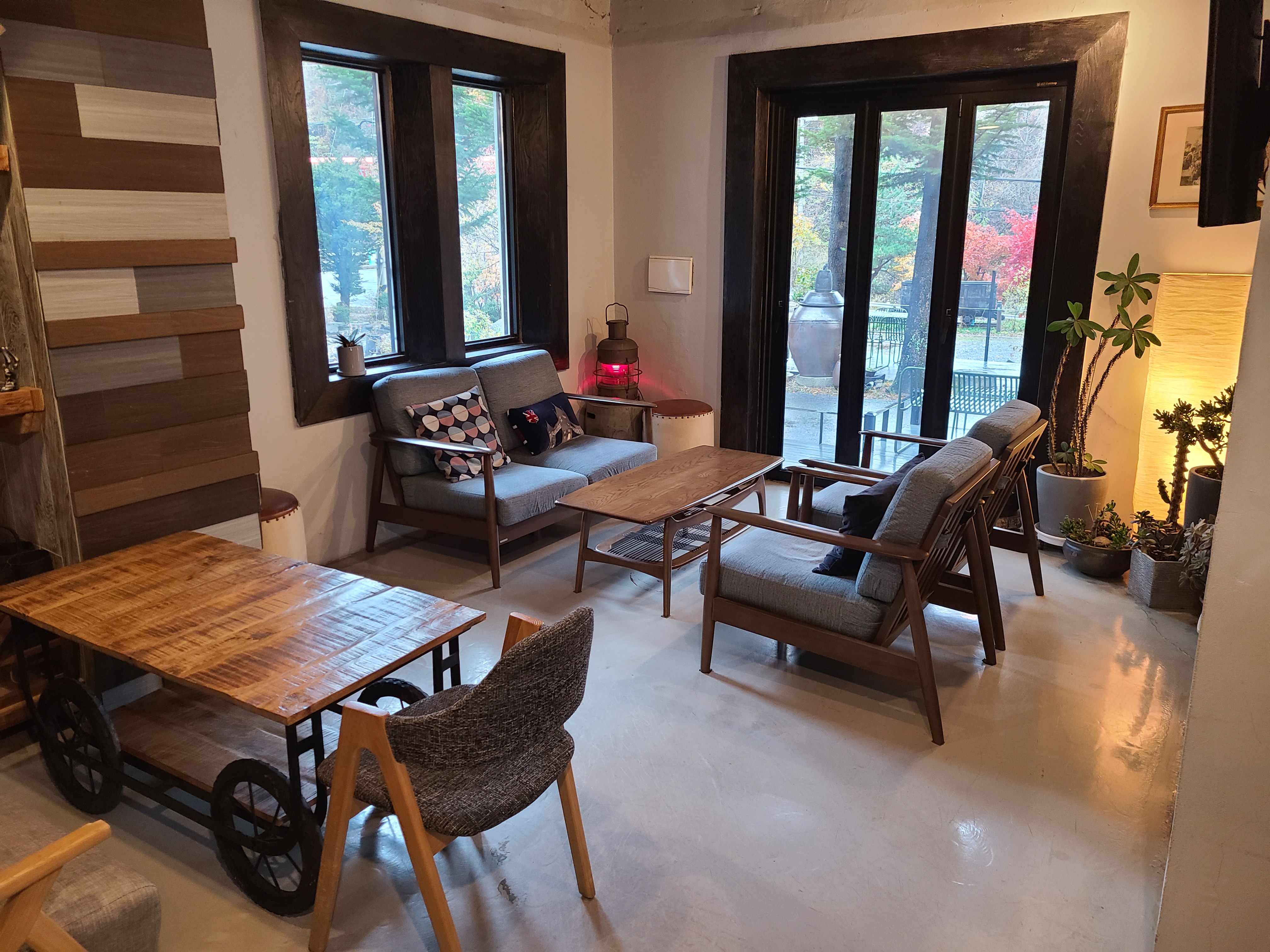 카페 아우로라 창가쪽 테이블