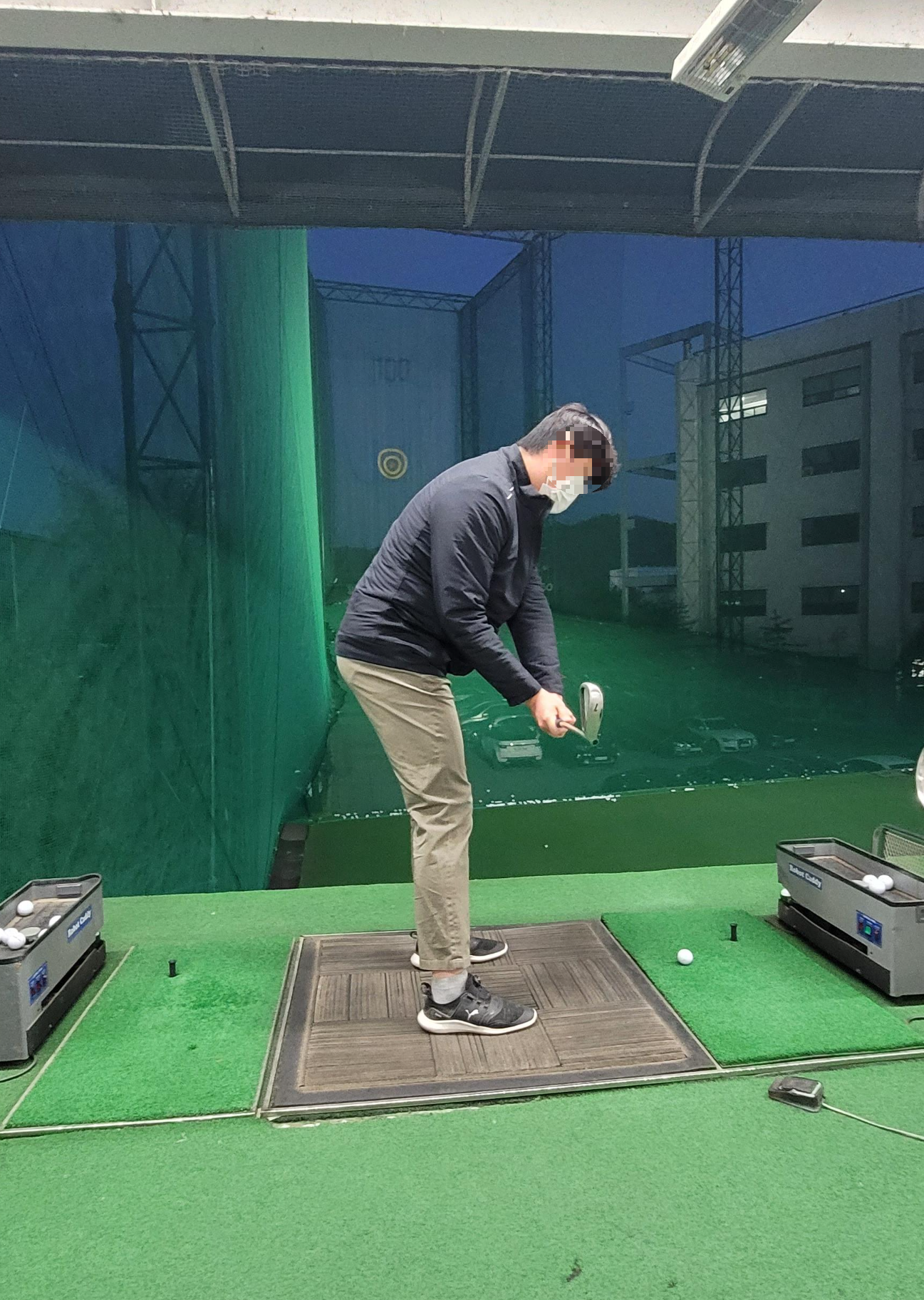 몸 뒤쪽 카메라 각도로 찍은 골프 측면 스윙 사진