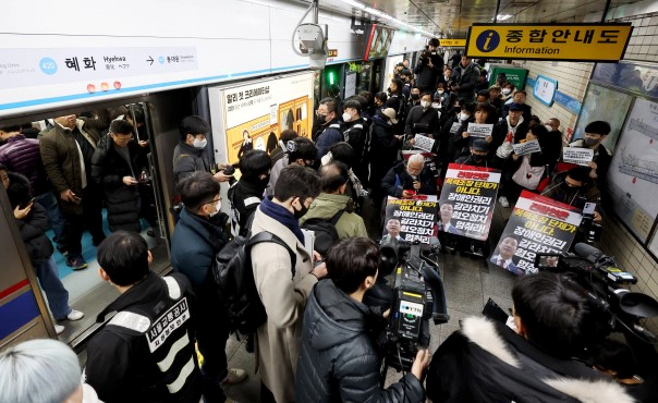 현행범으로 체포된 박경석 전장연 대표
