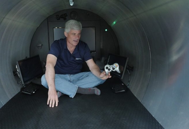 잠수정을 콘트롤하는 조이스틱을 설명(출처:BBC)