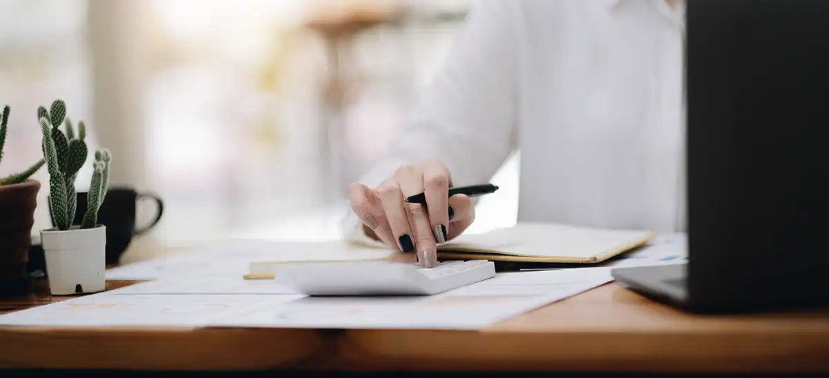 노후자금-계산기로-분석하는-여자