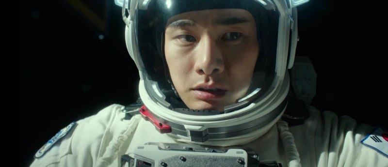 우주를 배경으로 우주복을 입고 있는 우리호 대원 이이경