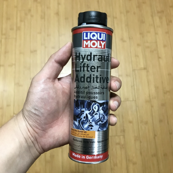 리퀴몰리 밸브리프터 (Liqui Moly Hydraulic Lifter Additive) 제품을 손에 들고 있는 모습 – 유압 태핏 소음 개선 첨가제