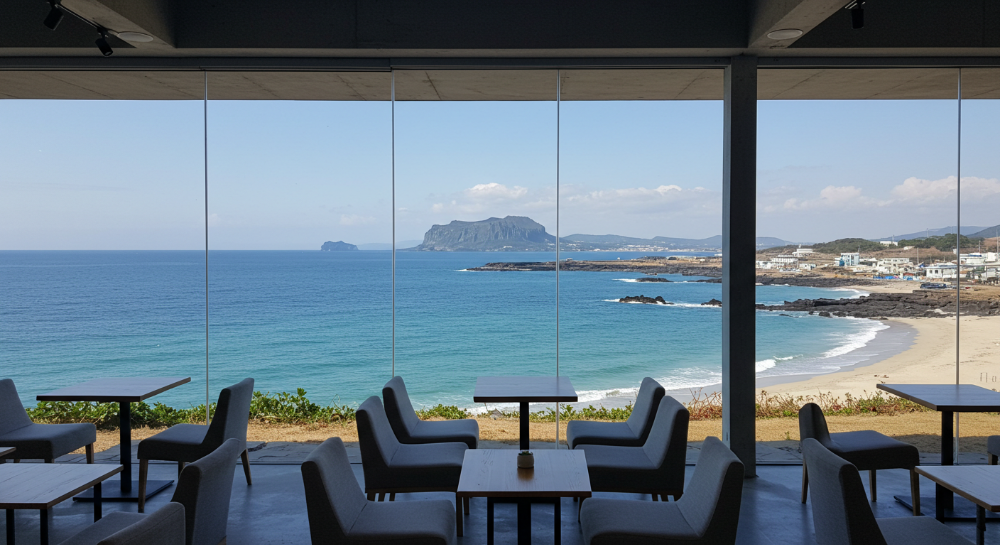 애월 바당카페 통유리창 너머로 보이는 파노라마 해안선 풍경