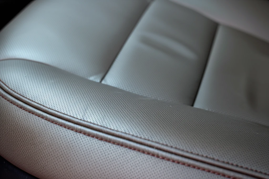 가죽 시트 손상 없이 완벽하게 청소하