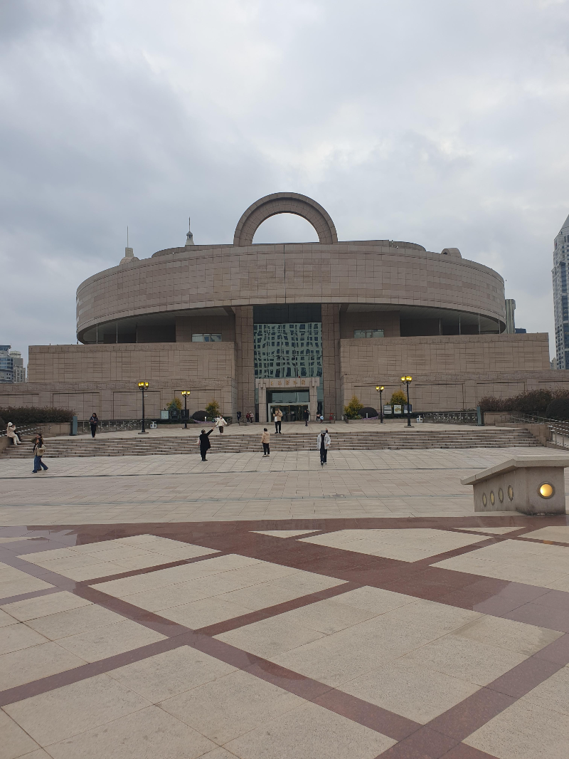 인민광장 너머 둥근 모양의 박물관이 있다.