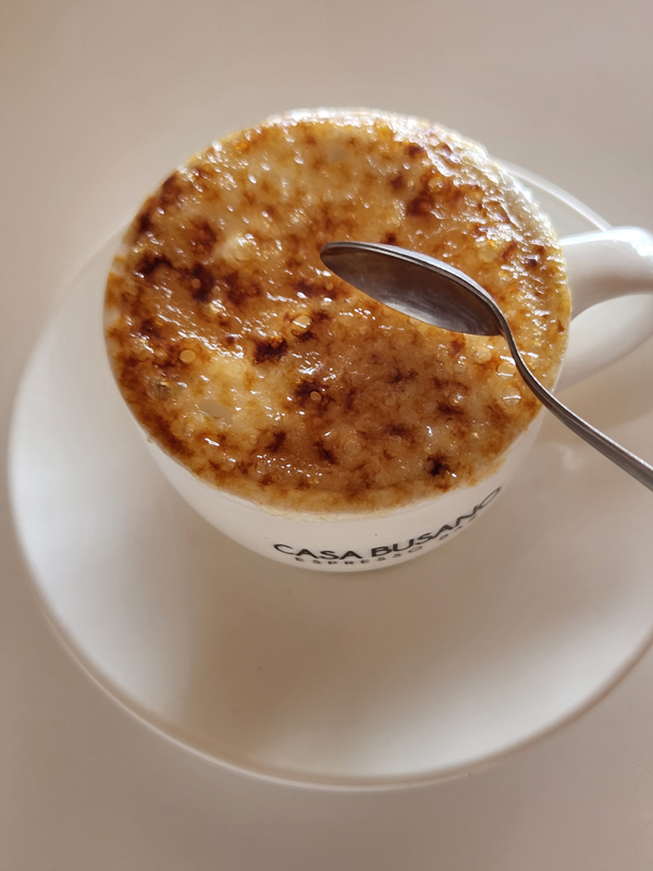 스푼으로_크림_프레소_두드리는_중