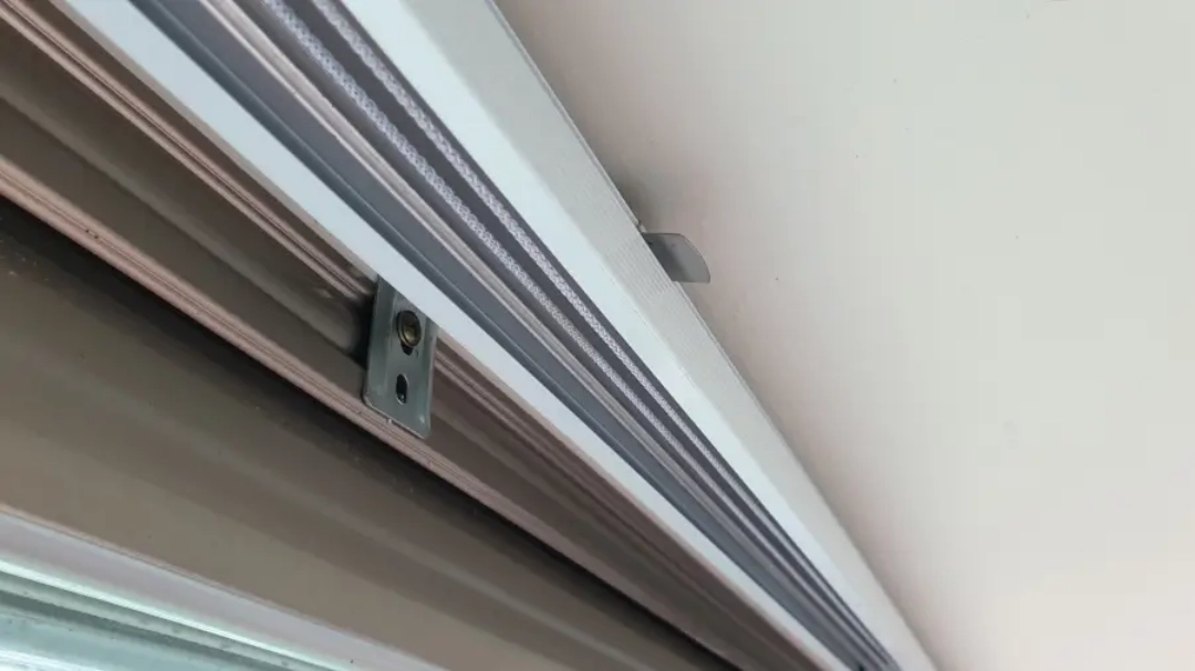 버티컬 블라인드 레일 고정 부품 위치