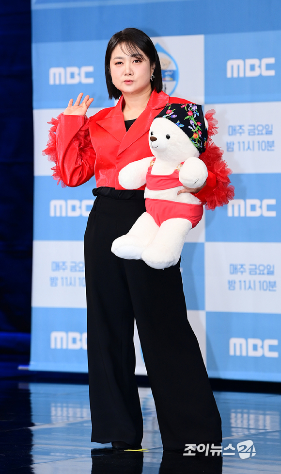 방송인 박나래가 4일 오후 서울 마포구 MBC 골든마우스홀에서 열린 MBC &#39;나 혼자 산다&#39; 10주년 기념 기자간담회에서 포즈를 취하고 있다. [사진=정소희 기자]