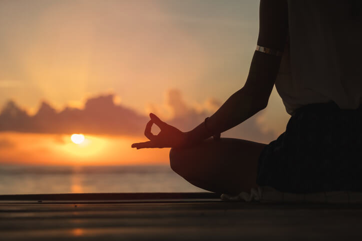 해 뜨는 바닷가에서 지무드라 명상하는 모습