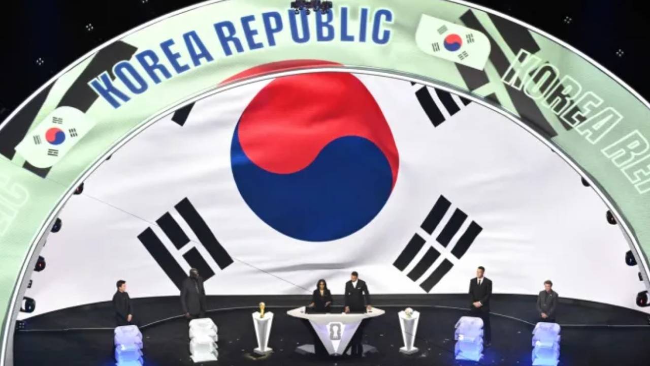 2026 북중미 월드컵 중계 보는 법 총정리｜TV&middot;모바일&middot;무료 시청 방법까지 전 세계 축구 팬들이 기다리는 2026 FIFA 북중미 월드컵이 드디어 다가오고 있습니다. 대한민국 축구 국가대표팀 역시 본선 무대를 밟게 되면서 국내 팬들의 관심도 뜨거워지고 있는데요. 하지만 막상 월드컵이 시작되면 &amp;quot;어디서 중계를 보지?&amp;quot; &amp;quot;무료로 볼 수 있을까?&amp;quot; &amp;quot;휴대폰으로 시청할 수 있나?&amp;quot; 라는 궁금증이 생기기 마련입니다. 오늘은 2026 월드컵 중계를 가장 편하게 보는 방법을 정리해보겠습니다. 2026 월드컵은 언제 열릴까? 2026 FIFA 북중미 월드컵은 개막일 : 2026년 6월 11일 결승전 : 2026년 7월 19일 까지 진행됩니다. 이번 대회는 미국&amp;#44; 캐나다&amp;#44; 멕시코가 공동 개최하며&amp;#44; 사상 처음으로 48개국이 참가하는 월드컵으로 열립니다. 국내 TV 중계는 어디서 볼 수 있을까? 아직 FIFA와 국내 방송사의 최종 중계권 계약이 모두 공개되지는 않았지만&amp;#44; 역대 월드컵 사례를 보면 다음 방송사들이 중계를 맡을 가능성이 높습니다. 예상 중계 방송사 KBS MBC SBS 2022 카타르 월드컵 역시 지상파 3사가 공동 중계를 진행했습니다. 따라서 TV만 있다면 별도의 추가 비용 없이 월드컵을 시청할 수 있을 가능성이 큽니다. 스마트폰으로 보는 방법 요즘은 TV보다 모바일 시청을 선호하는 팬들도 많습니다. 월드컵 모바일 중계는 보통 다음 플랫폼을 통해 제공됩니다. 모바일 시청 플랫폼 방송사 공식 앱 OTT 서비스 스포츠 중계 앱 특히 대한민국 경기의 경우 실시간 채팅과 하이라이트 기능까지 제공되는 경우가 많습니다. 출퇴근길이나 여행 중에도 편하게 응원할 수 있다는 장점이 있습니다. OTT로 월드컵 보기 최근 스포츠 중계의 중심은 OTT로 이동하고 있습니다. 국내에서는 다음과 같은 플랫폼들이 후보로 거론됩니다. OTT 중계 가능 플랫폼 웨이브(Wavve) 쿠팡플레이 티빙(TVING) 다만 중계권 계약에 따라 실제 제공 여부는 달라질 수 있으므로 대회 개막 전 반드시 확인하는 것이 좋습니다. 무료 시청도 가능할까? 네&amp;#44; 가능합니다. 지상파 방송이 중계를 맡는다면 누구나 무료로 시청할 수 있습니다. 무료 시청 방법 TV 지상파 방송 방송사 공식 홈페이지 방송사 모바일 앱 별도의 유료 가입 없이도 대한민국 대표팀 경기를 응원할 수 있는 셈입니다. 해외에서 월드컵 보는 방법 해외 거주 중인 경우에는 국가별 공식 중계 플랫폼을 이용하면 됩니다. 대표적인 해외 중계사는 다음과 같습니다. 해외 주요 중계사 미국 : FOX Sports 영국 : BBC&amp;#44; ITV 일본 : NHK&amp;#44; TV Asahi 거주 국가에 따라 중계 채널이 달라질 수 있으니 사전에 확인하는 것이 중요합니다. 대한민국 경기 알림 설정하는 법 월드컵은 대부분 새벽 시간대에 열릴 가능성이 높습니다. 놓치지 않기 위해서는 알림 설정을 추천합니다. 알림 설정 방법 스마트폰 캘린더 등록 스포츠 앱 알림 설정 포털 경기 일정 구독 특히 대한민국 경기만 따로 등록해두면 편리하게 응원할 수 있습니다. 월드컵을 더 재미있게 즐기는 팁 월드컵은 혼자 보는 것도 좋지만 함께 즐길 때 더욱 재미있습니다. 추천 방법은 다음과 같습니다. 가족과 함께 TV 시청 친구들과 응원 모임 치킨과 야식 준비 거리응원 참여 응원 유니폼 착용 특히 대한민국 대표팀 경기 날에는 전국 곳곳에서 뜨거운 응원 열기를 느낄 수 있을 것으로 기대됩니다. 마무리 2026 북중미 월드컵은 역대 최대 규모로 펼쳐지는 만큼 중계 방식도 더욱 다양해질 전망입니다. TV&amp;#44; 모바일&amp;#44; OTT 등 자신의 생활 패턴에 맞는 방법을 미리 준비해두면 대한민국 대표팀의 소중한 순간을 놓치지 않고 함께할 수 있습니다. 손흥민과 태극전사들이 만들어갈 새로운 월드컵의 역사를&amp;#44; 가장 편한 방법으로 즐겨보시기 바랍니다. SEO 키워드 월드컵 중계 보는 법&amp;#44; 2026 월드컵 중계&amp;#44; 월드컵 무료 시청&amp;#44; 대한민국 축구 중계&amp;#44; 월드컵 OTT&amp;#44; 월드컵 모바일 시청&amp;#44; 월드컵 TV 중계&amp;#44; 북중미 월드컵 중계&amp;#44; 손흥민 경기 중계&amp;#44; 월드컵 시청 방법