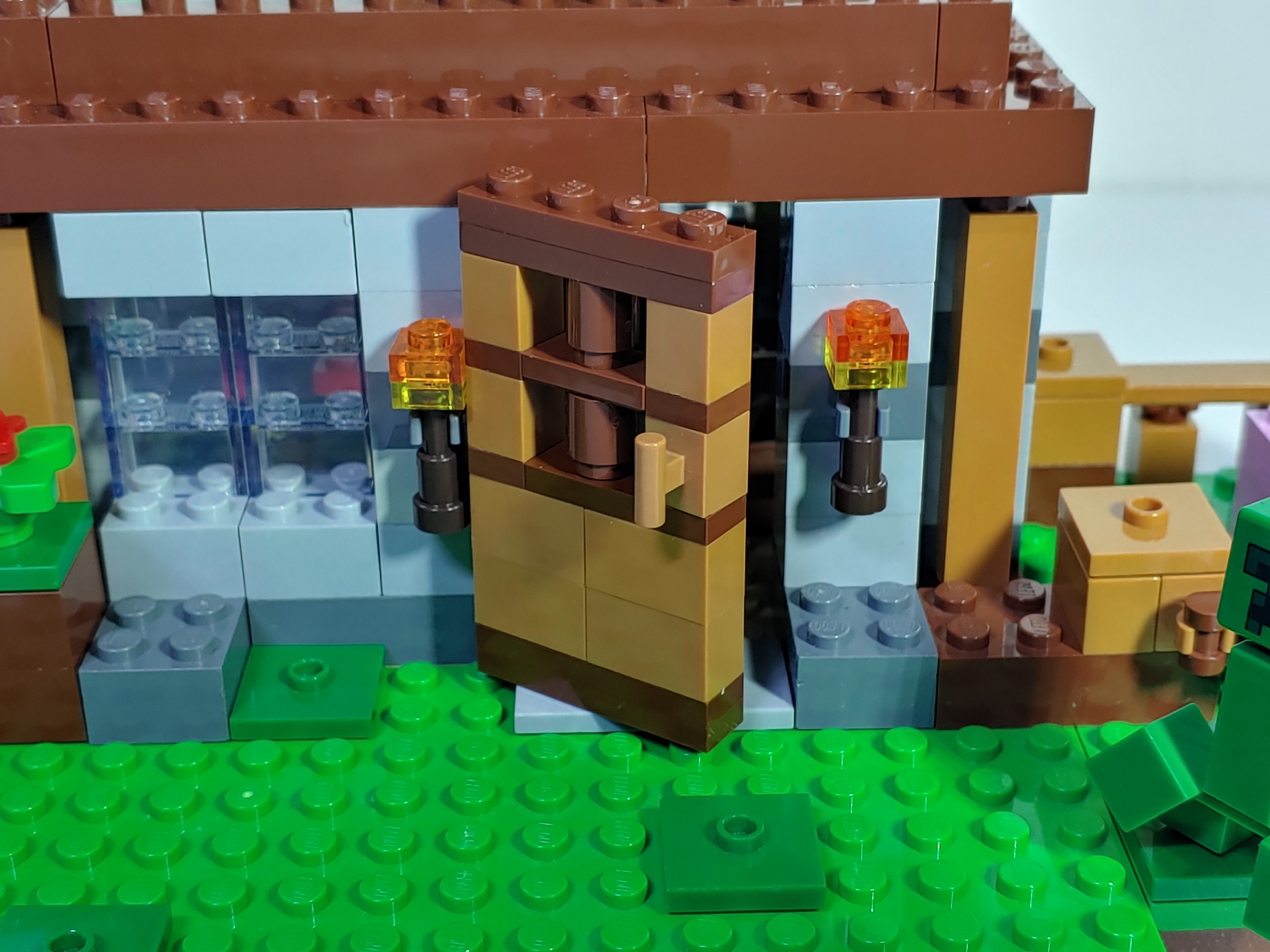 마이크로월드 - 첫 번째 밤(The First Night) - 건물 정면