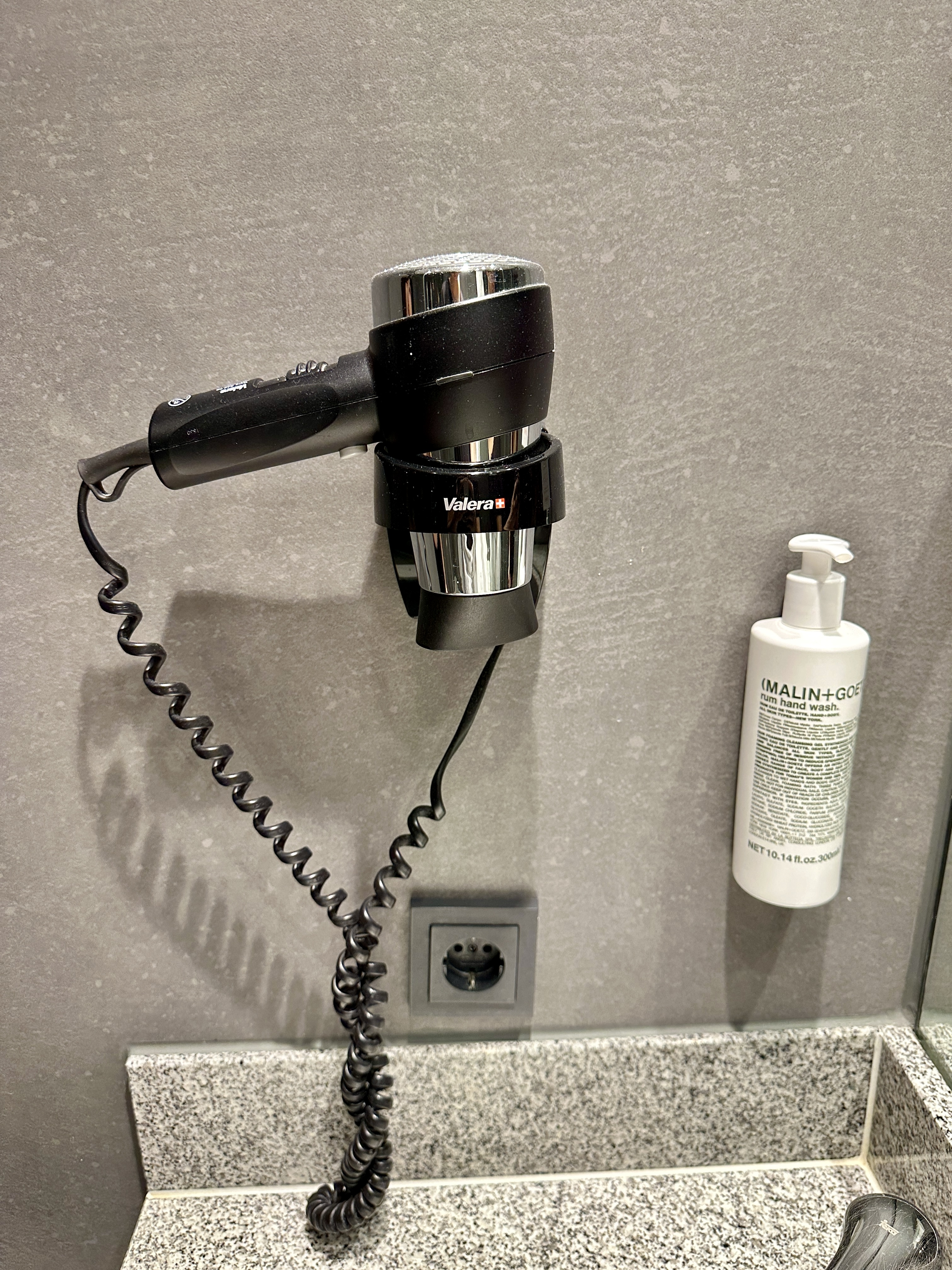 플레밍스 호텔 컴포트 더블룸 헤어드라이기