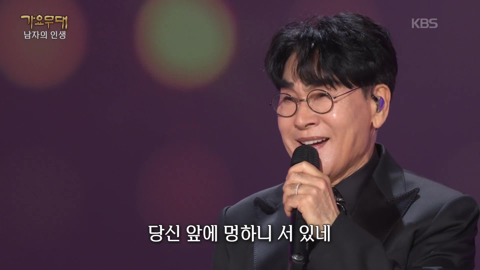 가요무대 1969회 마이크를 들고 노래하는 조항조의 가요무대 공연 사진