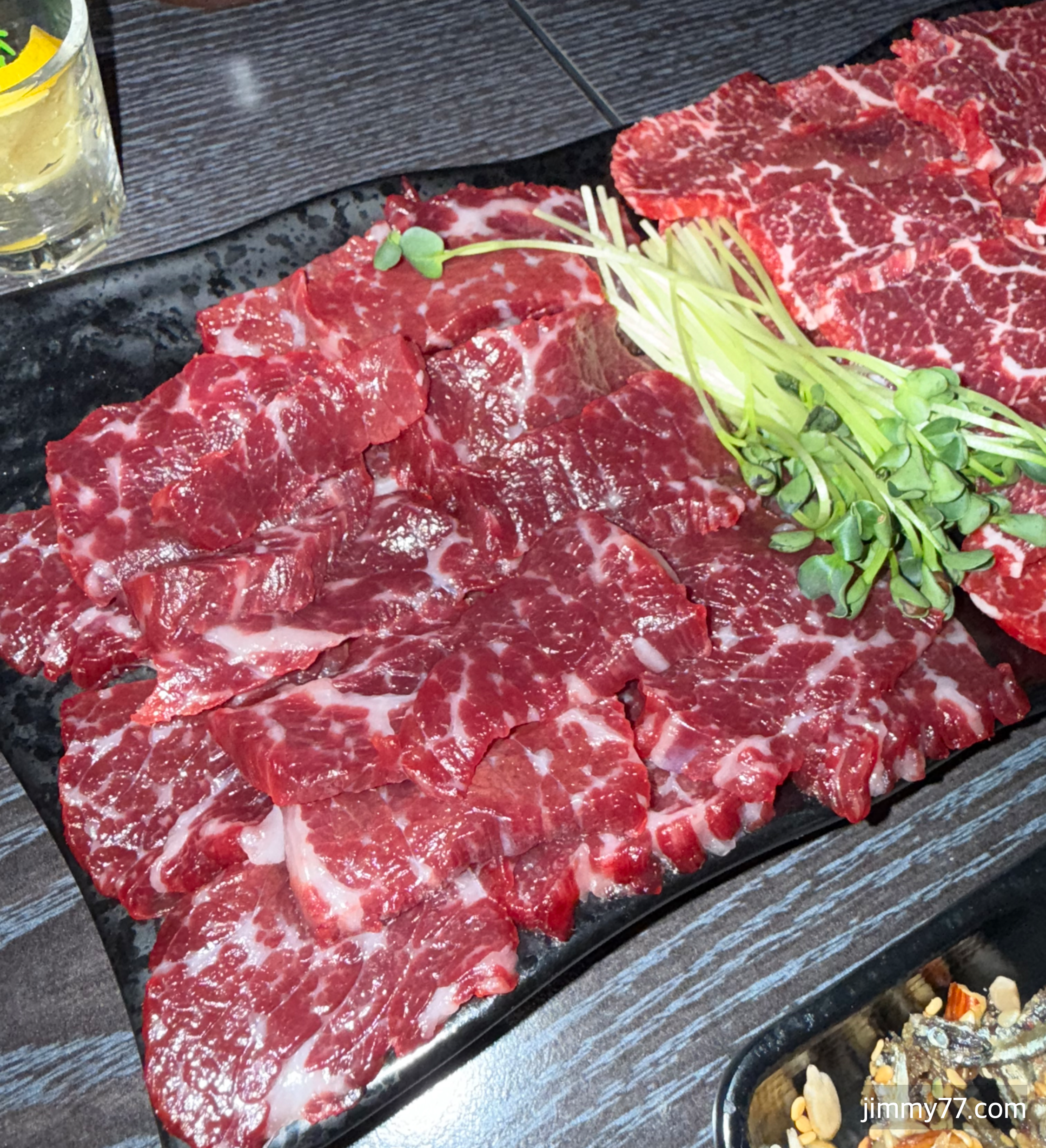 뭉티기와꽃사시미