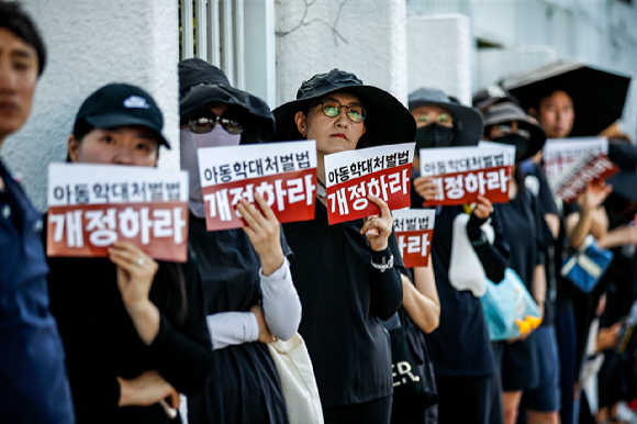 5일 오후 서울 종로구 정부서울청사 앞에서 열린 서이초 교사 추모 및 공교육 정상화 촉구 집회에 참석한 전국의 교사들이 피켓을 들고 구호를 외치고 있다. 2023.08.05. [사진=뉴시스]