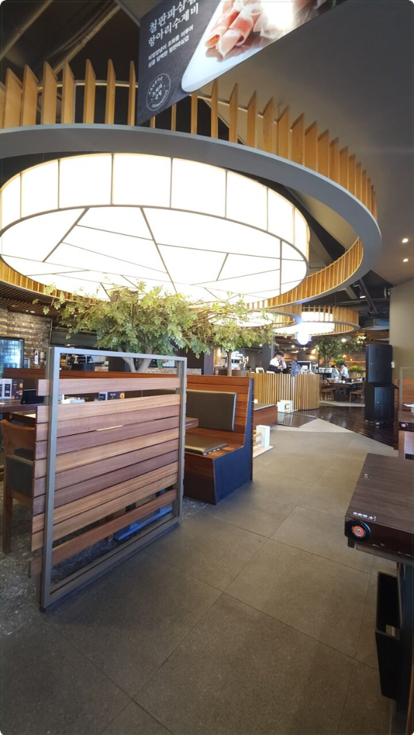 큰 조명과 나무가 있는 실내