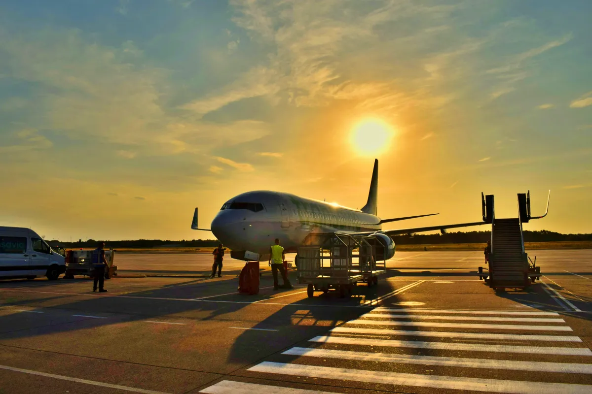 일출을-배경으로-비행기-한대가-서있는-사진