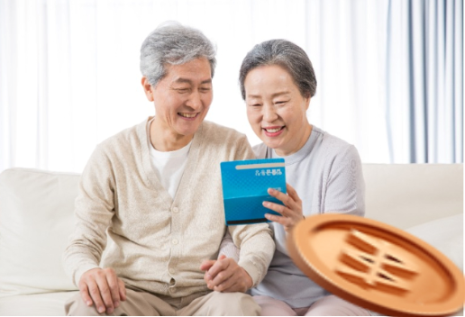 통장을 들고 기뻐하는 노인 사진