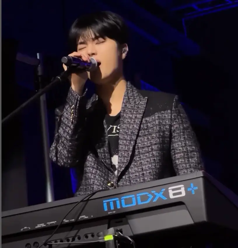 Xdinary-멤버들가 신디사이저 앞에서 스탠딩 마이크를 잡고 노래하는 모습