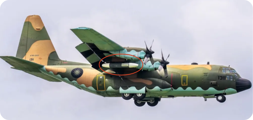 ROCAF의 C-130H에 전자전 포드를 장착하고 시험하고 있는 모습